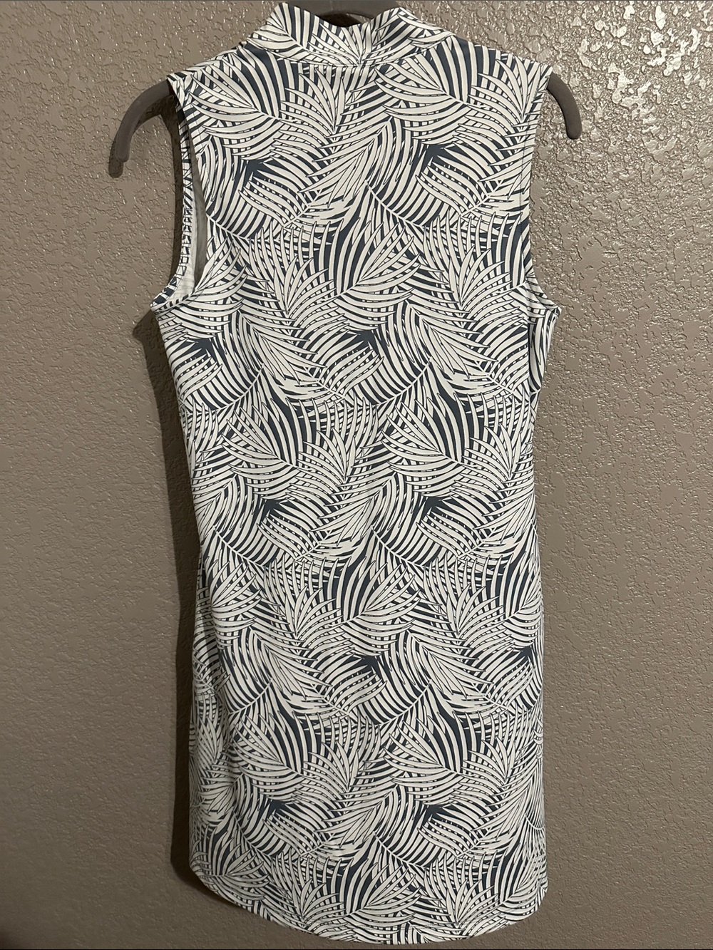 Tommy Bahama Grey & White Leaf-Print Sleeveless Midi Dress - Picture 3 of 8